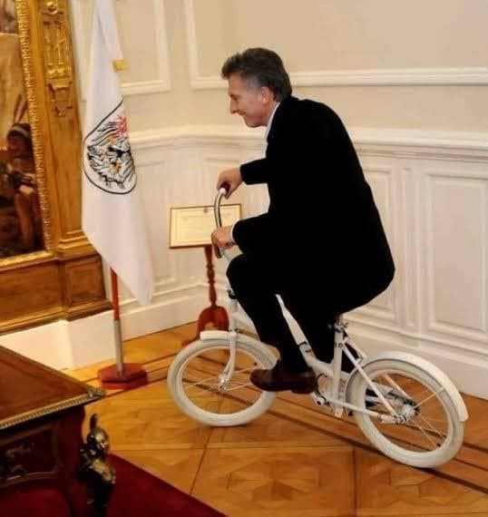 Macri En Bicicleta Casa Rosada
