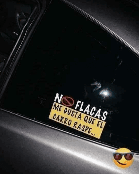 Mas fuera de lugar no podia estar ese sticker